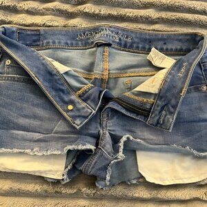 American Eagle, Shortie Super Stretch, size 8; light wash